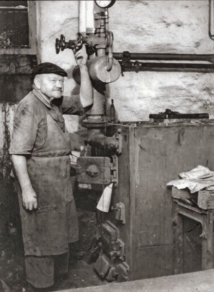 Otto Gerber im Heizkessel